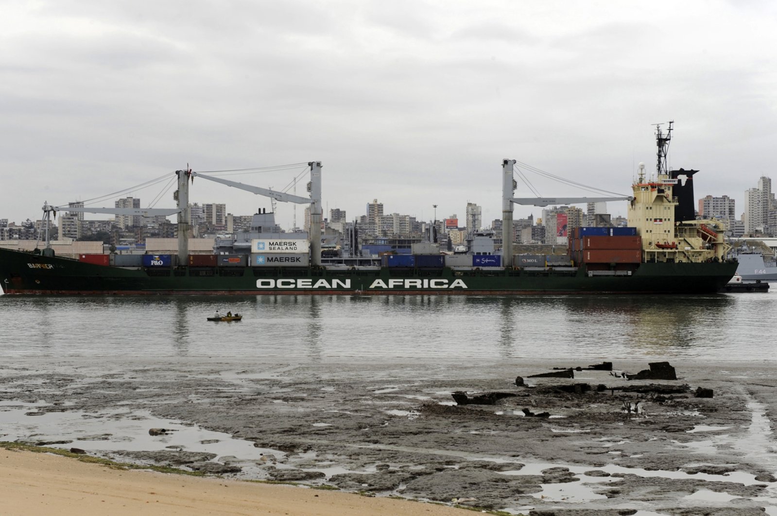 A container ship sails into the port of Mozambique's capital, Maputo, Sept. 8, 2010. (Reuters File Photo)