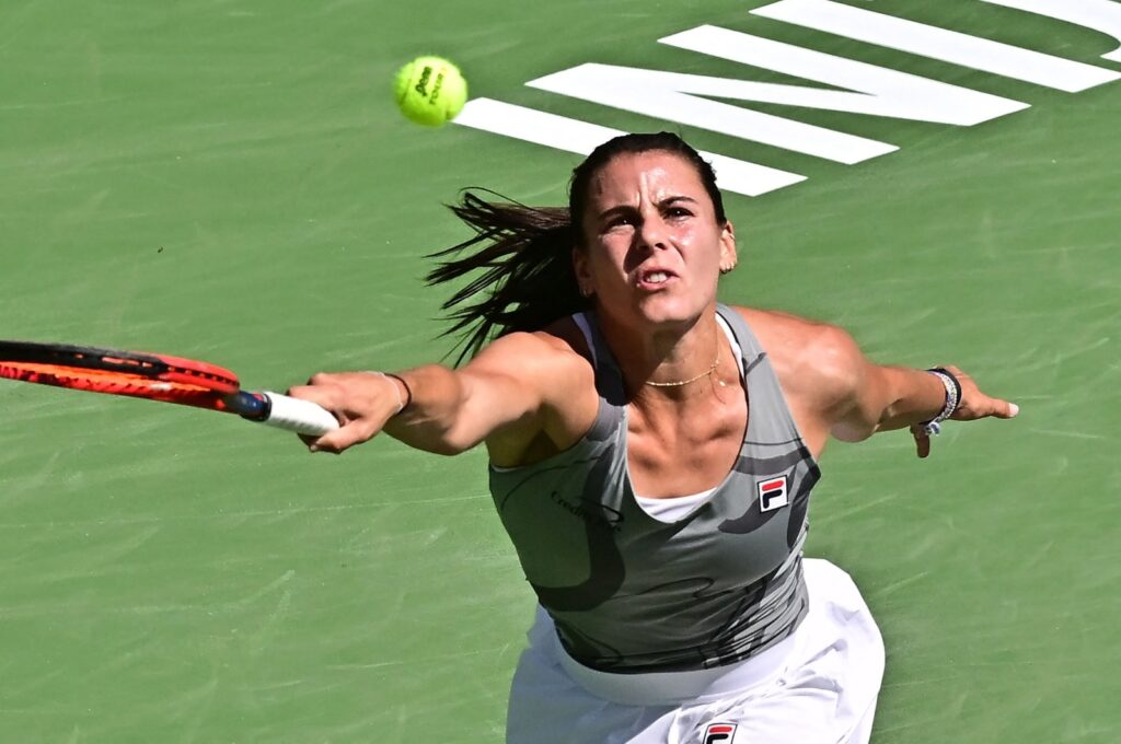 Emma Navarro reaches for a forehand return to Aryna Sabalenka during their ATP-WTA Indian Wells Masters women's round of 16 tennis match at the Indian Wells Tennis Garden, Indian Wells, U.S., March 13, 2024. (AFP Photo)