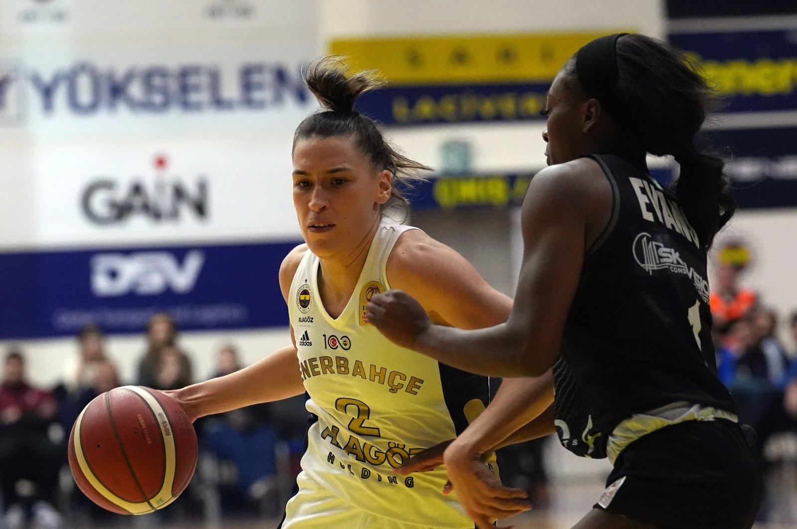 Fenerbahçe's Sevgi Uzun (L) in action with Beşiktaş's Dana Kiana Evans during the Women's Basketball Süper Lig match at the Metro Enerji Sports Club, Istanbul, Türkiye, Feb. 18, 2024. (AA Photo)