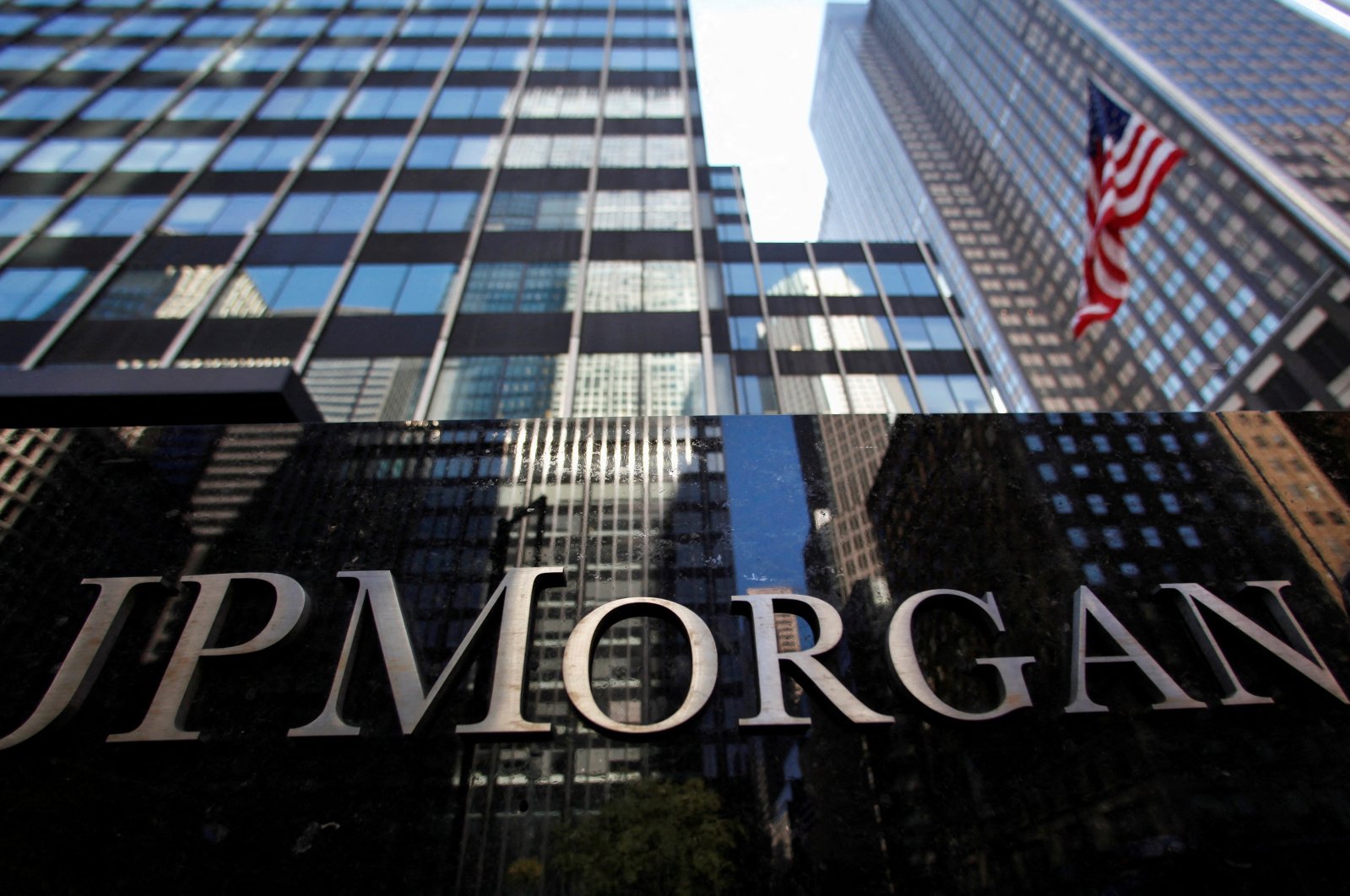 A sign outside the headquarters of JPMorgan Chase & Co. in New York, U.S., Sept. 19, 2013. (Reuters File Photo)