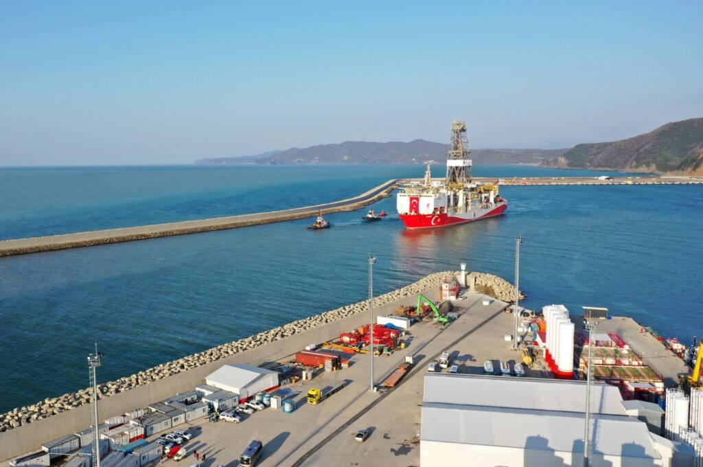 Türkiye's drilling ship Yavuz is seen near a port in Zonguldak, northern Türkiye, April 8, 2022. (AA Photo)