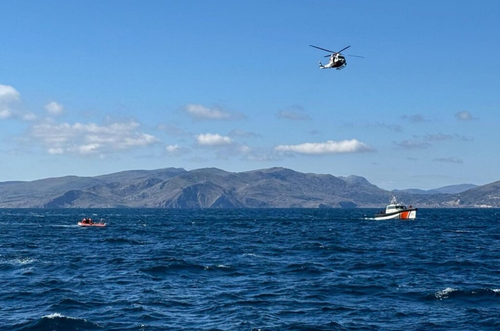 Coast guard boats and helicopters searching the area at Kabatepe Port, Çanakkale, Türkiye, March 15, 2024. (AA Photo)