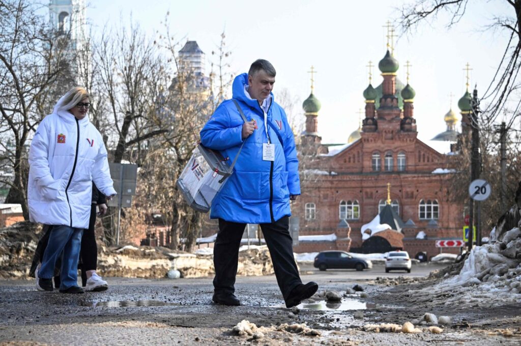 Members of a local electoral commission walk along a street to visit voters at homes during Russia's presidential election in Sergiyev Posad, north-east from Moscow, Russia, March 16, 2024. (AFP Photo)