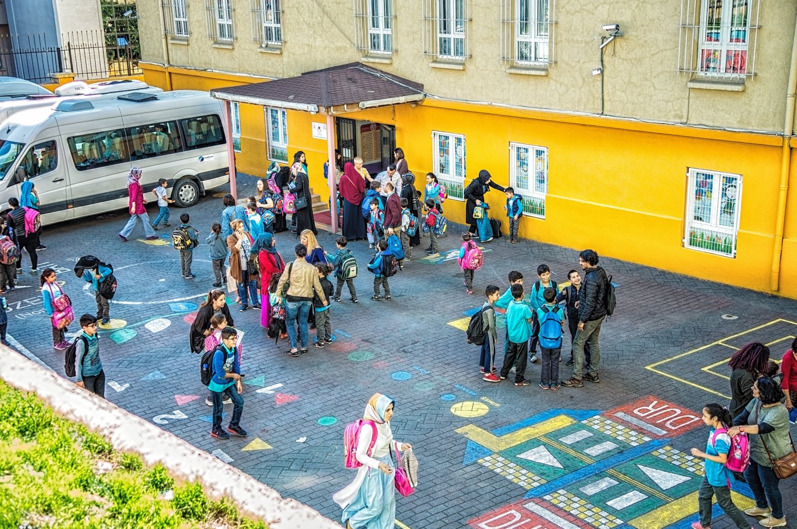 Students are seen with their parents in a courtyard of a primary school in Beyoğlu district, Istanbul, Türkiye, Oct. 6, 2017. (Shutterstock Photo)