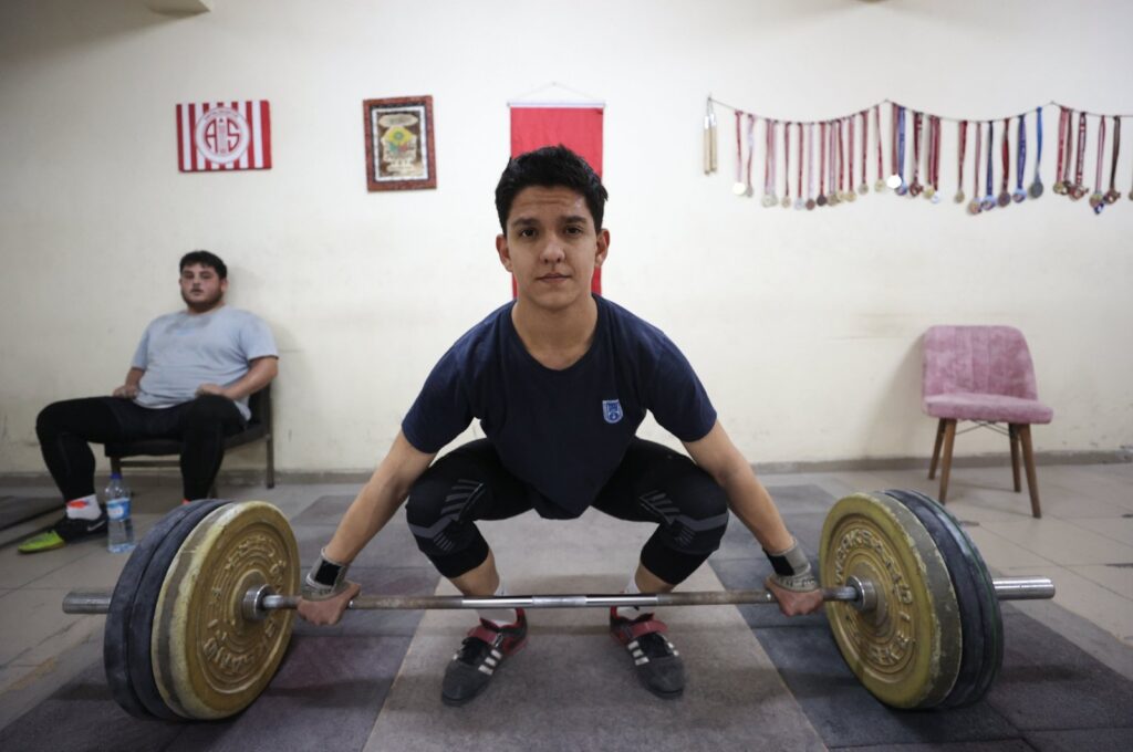 One of the weightlifters trains in the Gülgün Nihat Ömür Middle School gym, Antalya, Türkiye, Feb. 27, 2024. (AA Photo)