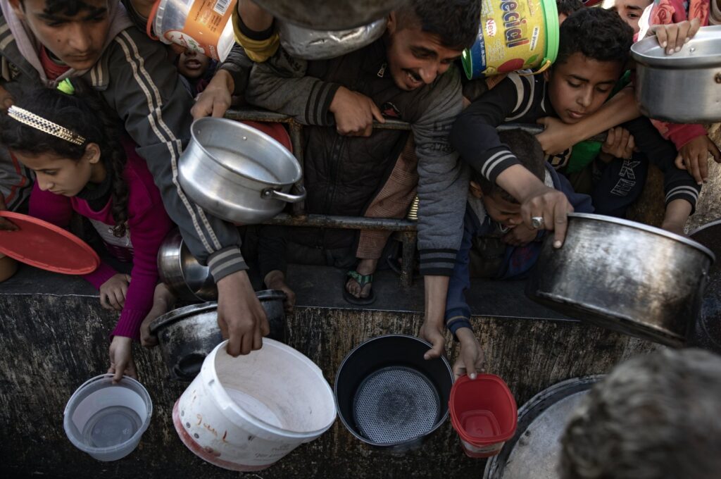 Internally displaced Palestinians gather to collect food donated by a charity group, in Rafah, southern Gaza Strip, Palestine, March 14, 2024. (EPA Photo)