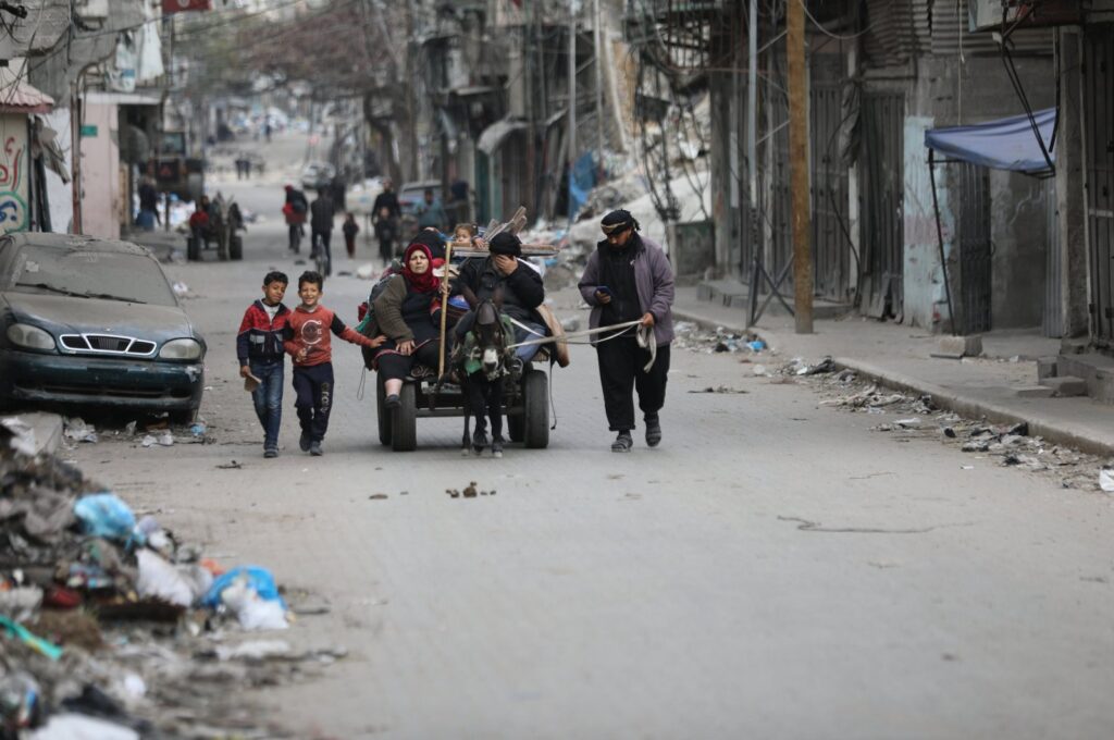 Palestinian civilians evacuate areas adjacent to the Al-Shifa hospital following an Israeli raid, Gaza, Palestine, March 18, 2024. (AA Photo)
