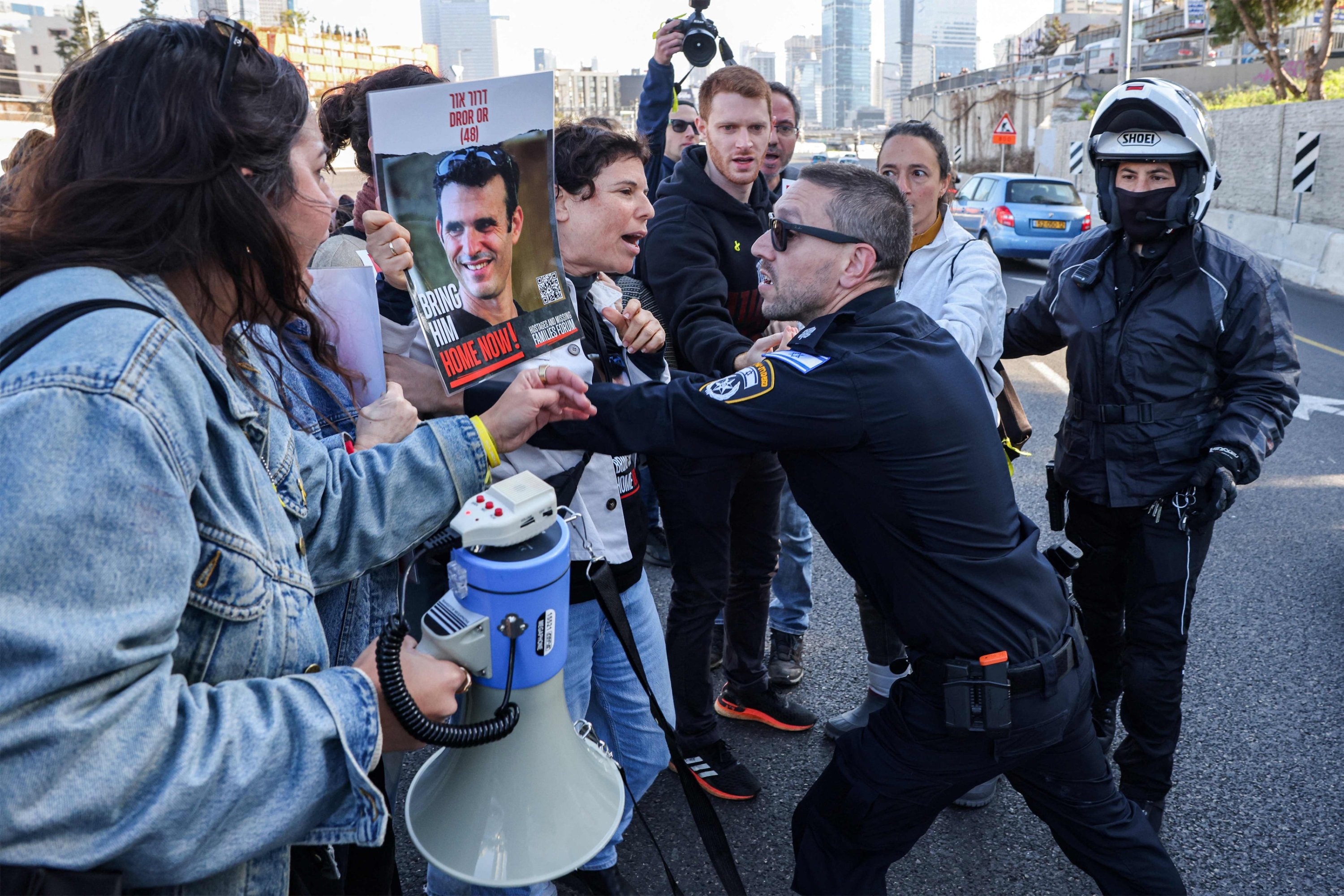 320376 Activists and families of Israeli hostages held in Gaza argue with an Israeli policeman as they block the Ayalon Highway during a protest, Tel Aviv, Israel, March 20, 2024. (AFP Photo)