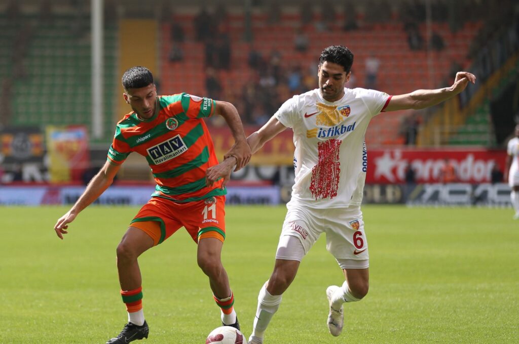 Alanyaspor's Oğuz Aydın (L) in action with Kayserispor's Ali Karimi during a Süper Lig match, Alanya Oba Stadium, Alanya, Türkiye, March 16, 2024. (AA Photo)