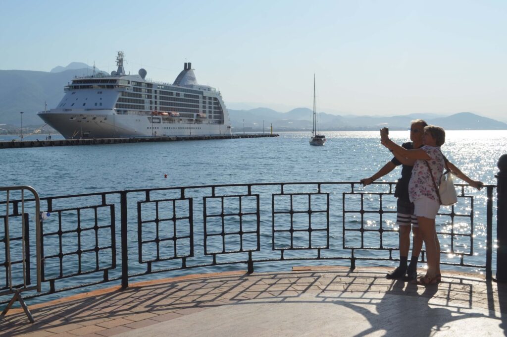 Tourists click photos in front of a cruiser in Antalya, southern Türkiye, March 1, 2024. (DHA Photo)