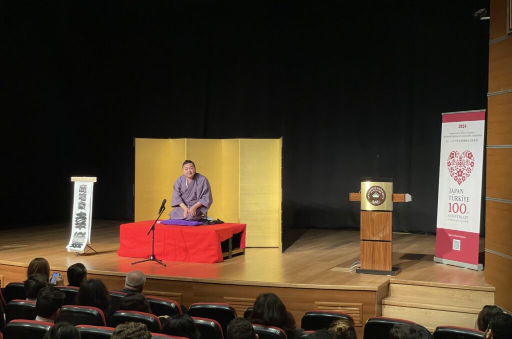 The rakugoka, or storyteller, skillfully entertains the audience with humorous stories. (Daily Sabah Photo)