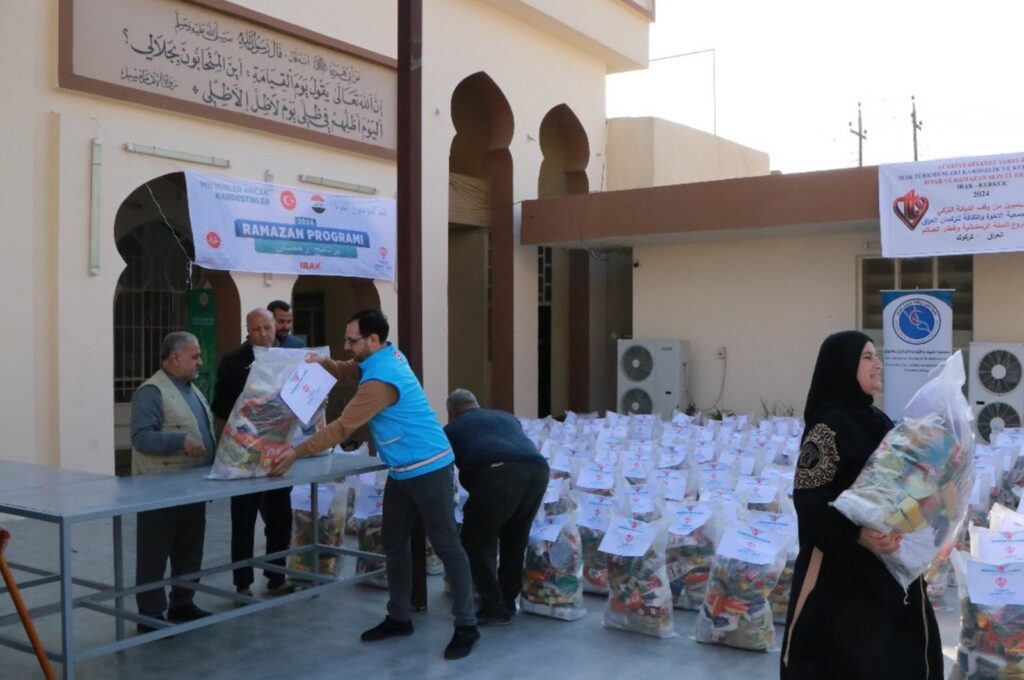 Presidency of Religious Affairs staff provide food aid to locals during a Ramadan iftar program in Kirkuk, Iraq, March 21, 2024. (AA Photo)