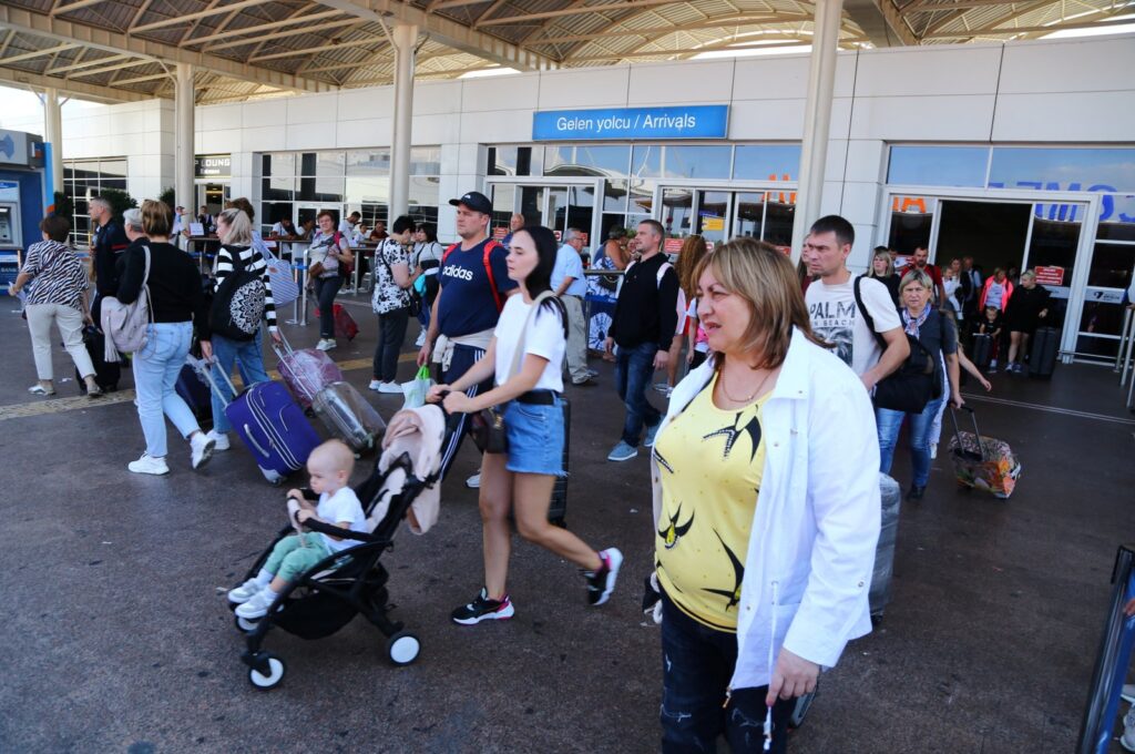 Tourists leave the arrival terminal at Antalya International Airport in the Mediterranean resort city of Antalya, Türkiye, Sept. 22, 2022. (Reuters Photo)