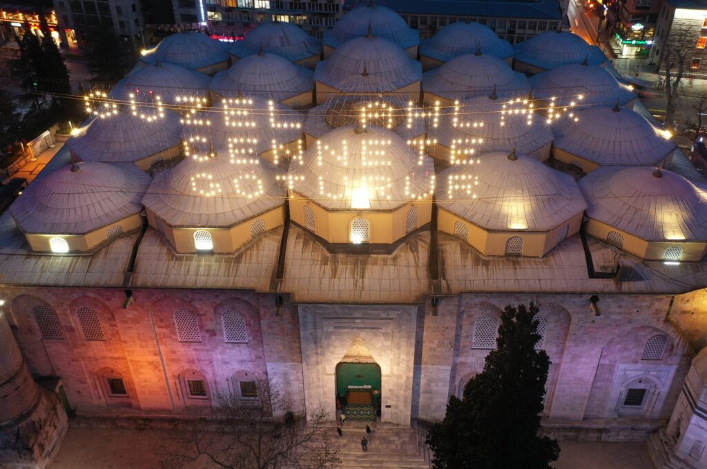 "Good morals lead to heaven" mahya on the minarets of Ulu Mosque in Bursa, Türkiye, March 28, 2024. (AA Photo)