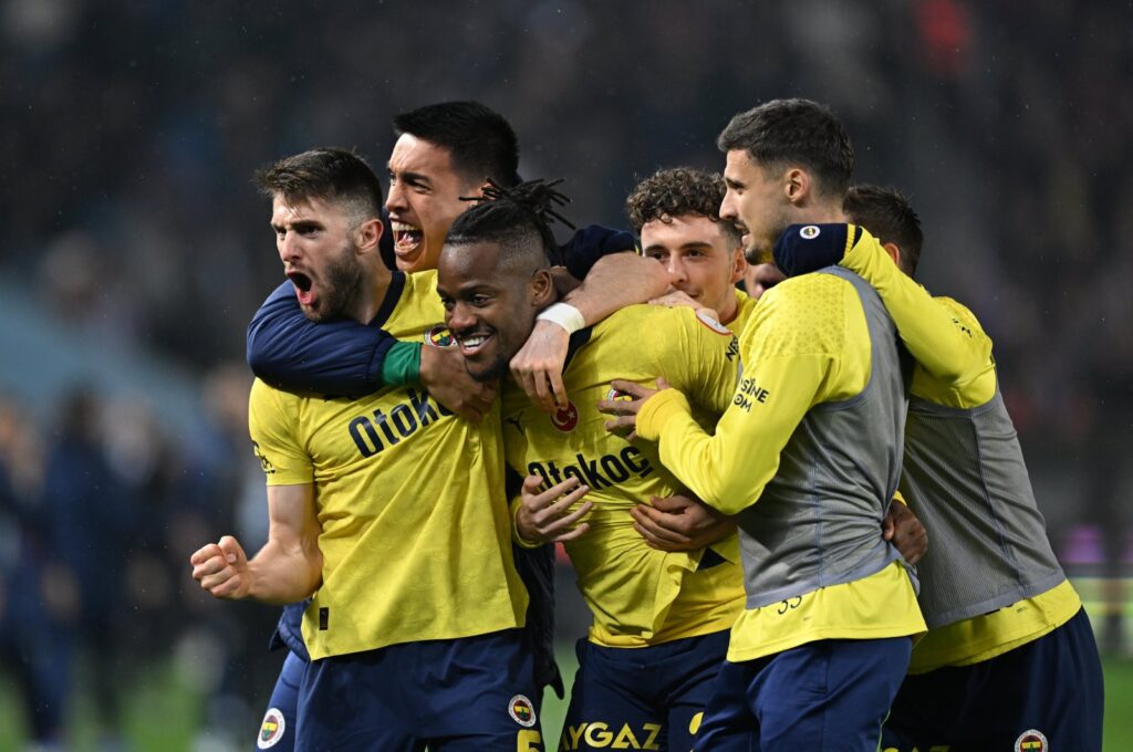 Fenerbahçe players celebrate Michy Batshuayi's goal against Trabzonspor at the Papara Park, Trabzon, Türkiye, March 17, 2024. (AA Photo)