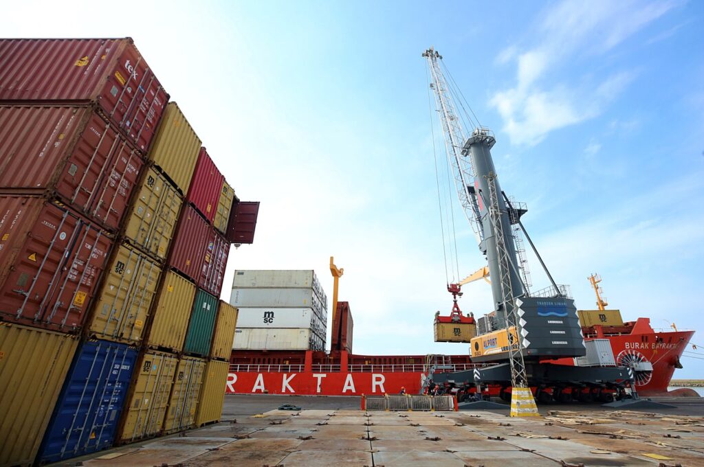 Containers are seen at a port in Trabzon, northeastern Türkiye, April 28, 2020. (AA Photo)