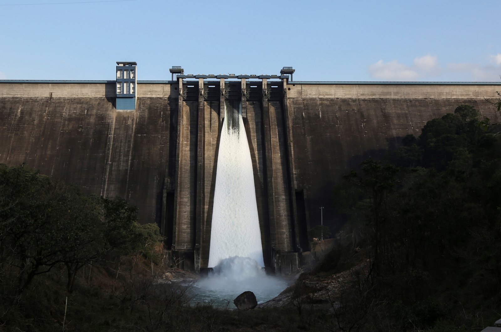 A general view of Cheruthoni dam with one open gate is seen in Idukki, Kerala, India, Sept. 5, 2018. (Reuters Photo)