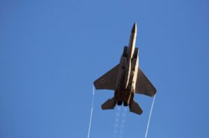 An Israeli air force F-15 fighter jet flies during an exhibition as part of a pilot graduation ceremony at the Hatzerim air base in southern Israel, June 26, 2014. (Reuters Photo)