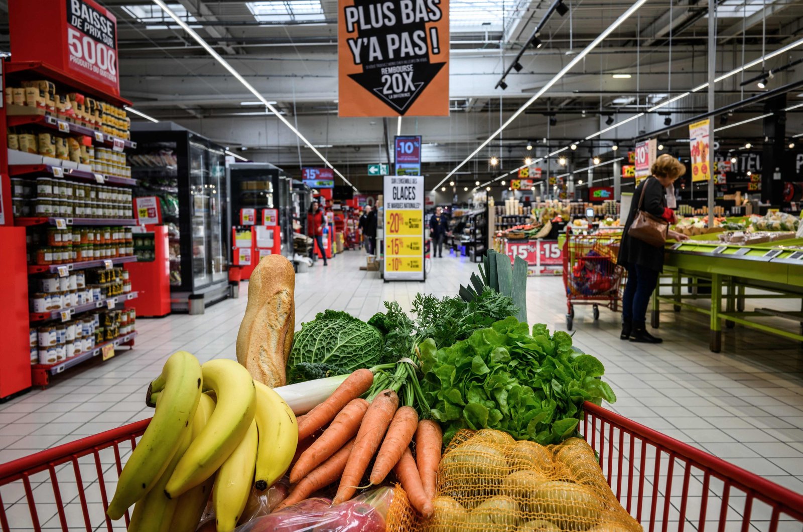 This photograph shows a cart full of food at a hypermarket in Villefranche-sur-Saone, central France, on April 28, 2023. (AFP Photo)