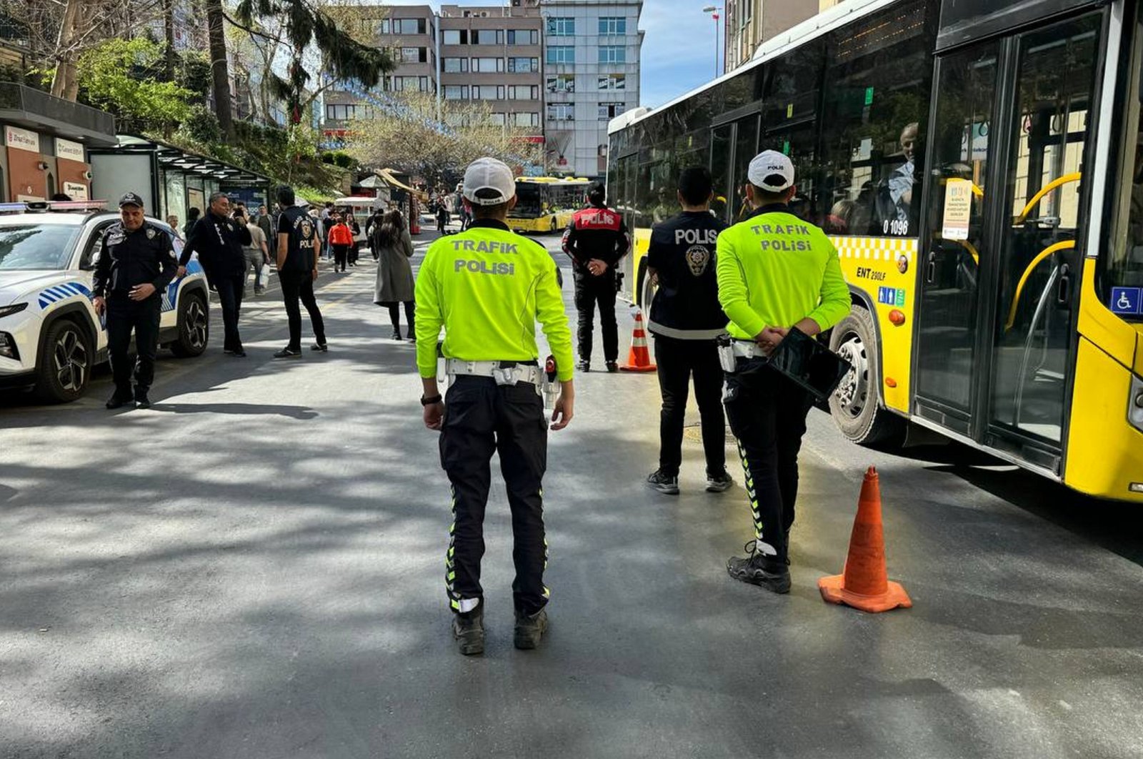 Traffic police set up a roadblock, Istanbul, Türkiye, April 3, 2024. (AA Photo)