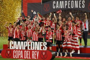 Athletic Bilbao coach Ernesto Valverde and players celebrate winning the Copa del Rey with the trophy, Seville, Spain, April 6, 2024. (AFP Photo)