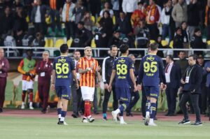 Galatasaray's Mauro Icardi (2nd L) applauds Fenerbahçe players as they leave the 11 Nisan Stadium pitch, Şanlıurfa, Türkiye, April 7, 2024. (AA Photo)