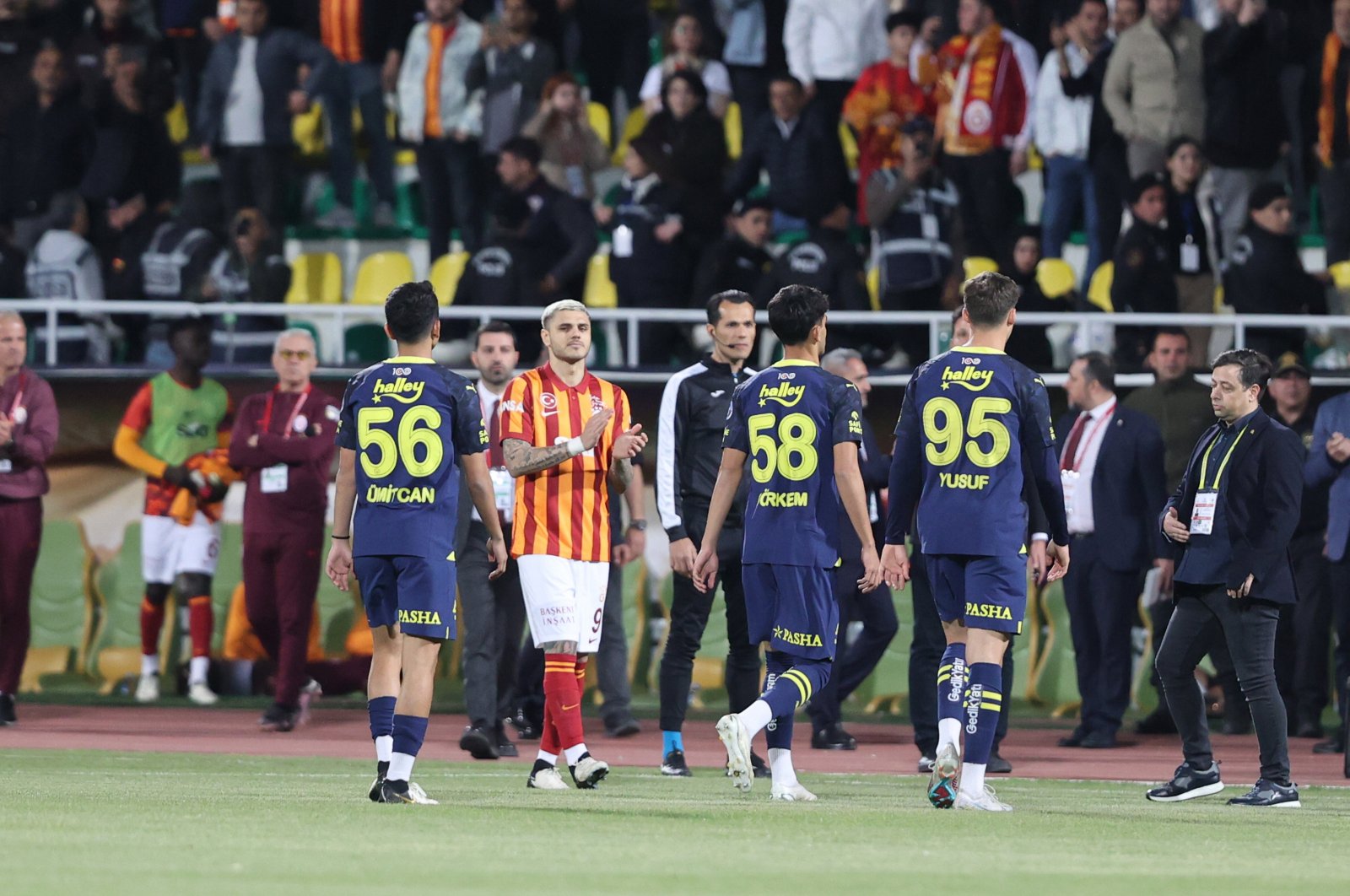 Galatasaray's Mauro Icardi (2nd L) applauds Fenerbahçe players as they leave the 11 Nisan Stadium pitch, Şanlıurfa, Türkiye, April 7, 2024. (AA Photo)