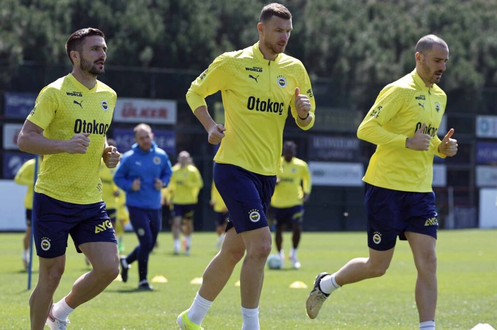 Fenerbahçe players train ahead of the UEFA Europa Conference League match against Olympiakos, Istanbul, Türkiye, April 8, 2024. (DHA Photo)