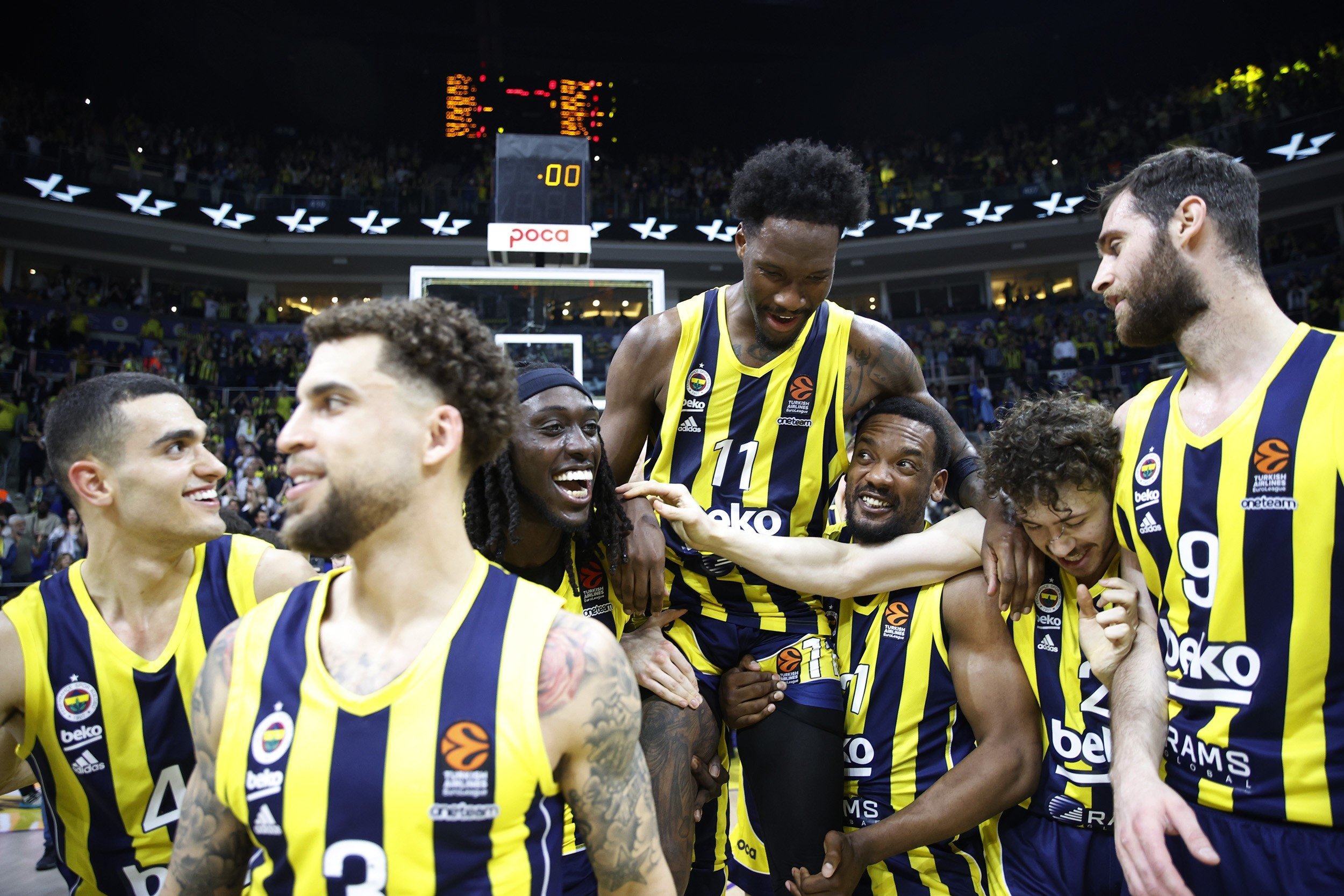 323113 Fenerbahçe men's basketball team players celebrate after beating Anadolu Efes, Istanbul, Türkiye, Feb 18, 2024. (IHA Photo)