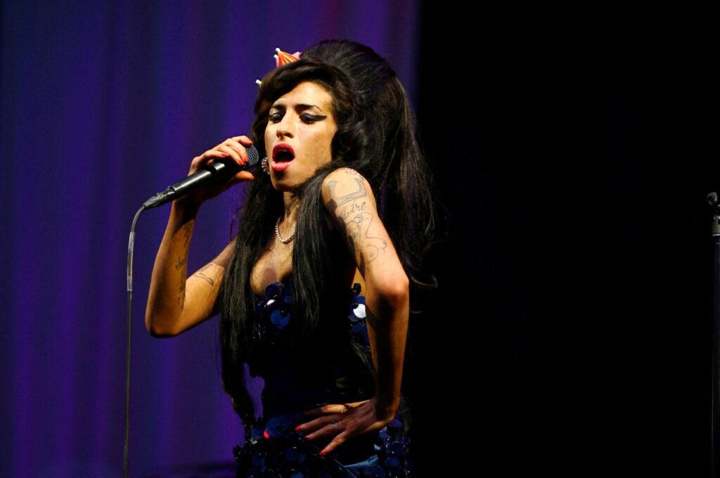 British singer Amy Winehouse performs at the Glastonbury Festival at Worthy Farm, Glastonbury, U.K., June 28, 2008. (AFP Photo)