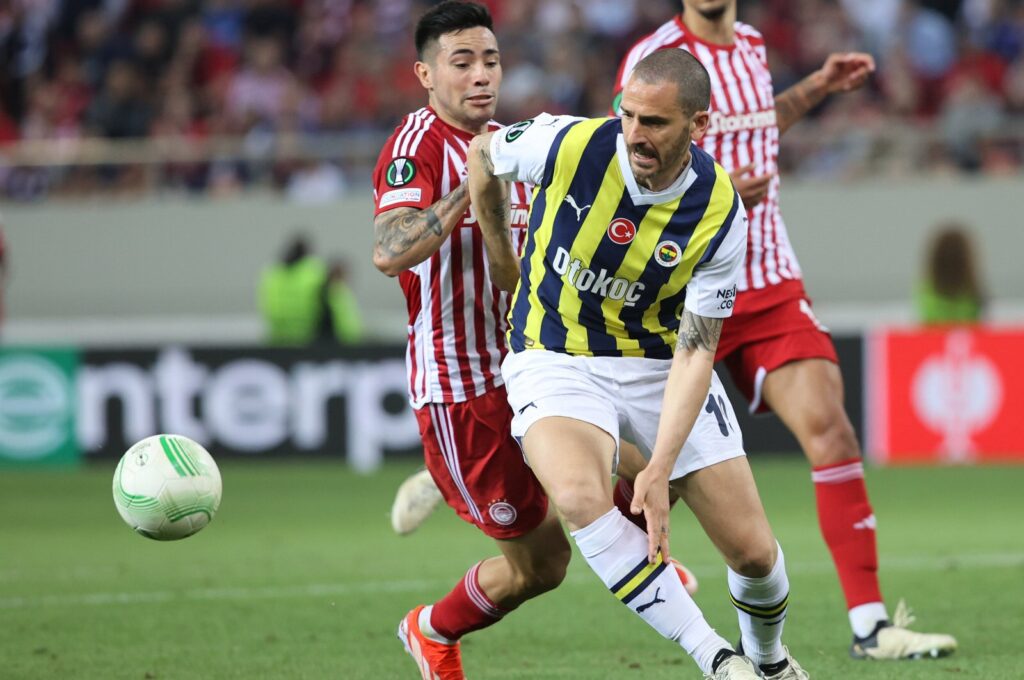 Fenerbahçe's Leonardo Bonucci (R) drives the ball during the Conference League match against Olympiacos, Georgeios Karaiskakis Stadium, Piraeus, Greece, April 11, 2024. (AA Photo)