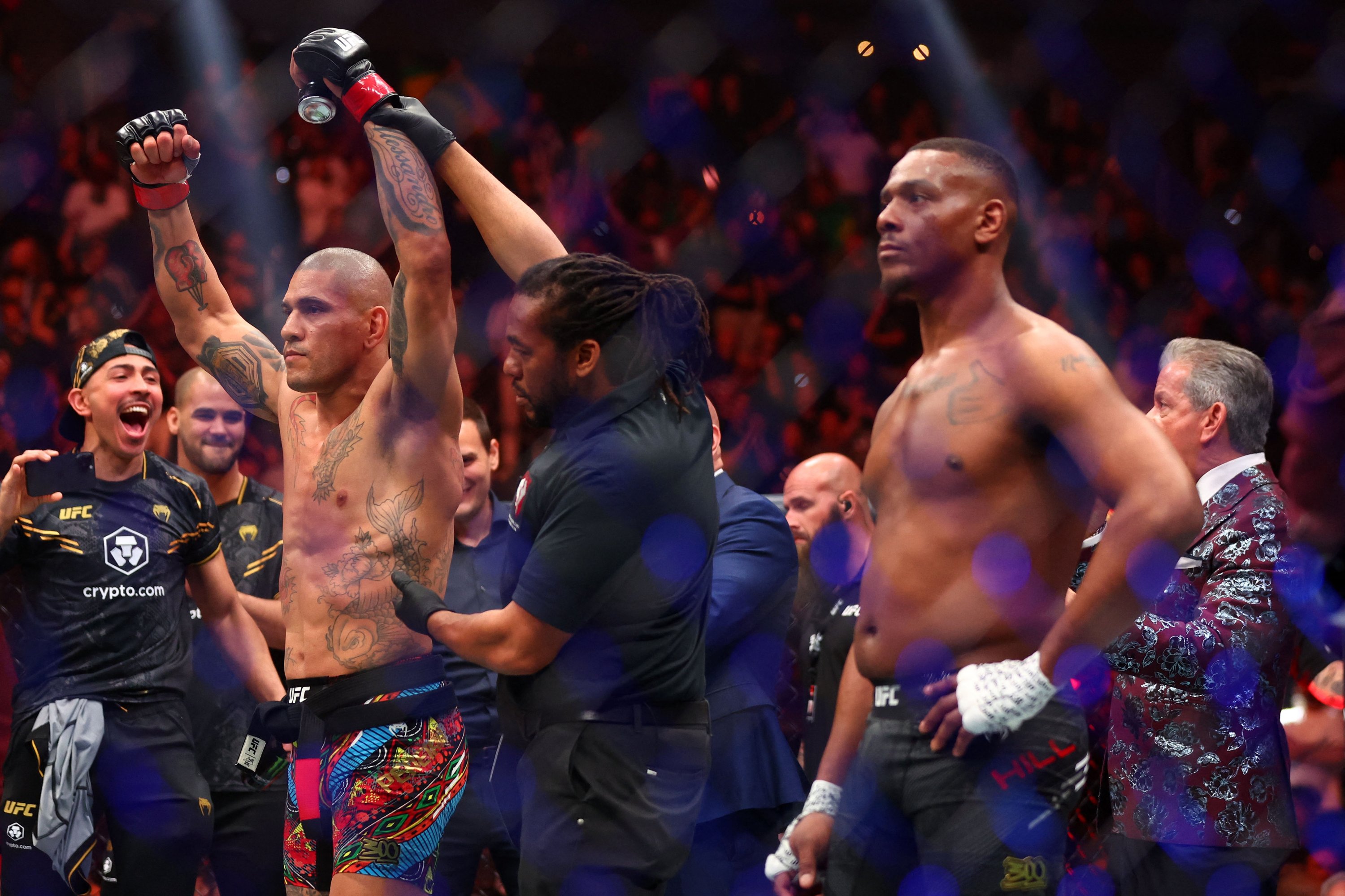 323447 Alex Pereira (L) celebrates after beating Jamahal Hill during UFC 300 at T-Mobile Arena, Las Vegas, Nevada, U.S., April 13, 2024. (Reuters Photo)
