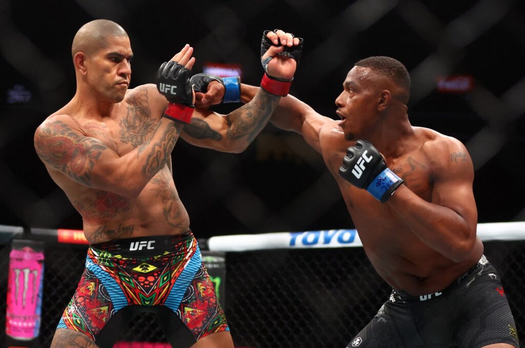 Alex Pereira (L) fights Jamahal Hill during UFC 300 at T-Mobile Arena, Las Vegas, Nevada, U.S., April 13, 2024. (Reuters Photo)