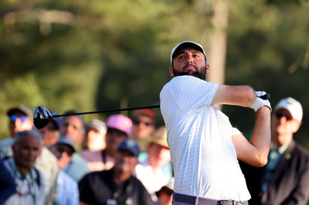 Scottie Scheffler hits his tee shot on the 18th hole during the third round of the Masters at the Augusta National Golf Club, Augusta, Georgia, U.S., April 13, 2024. (Reuters Photo)