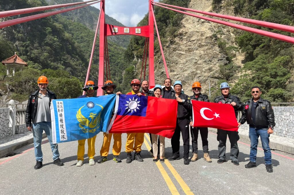 A Turkish and Taiwanese is seen in post-earthquake efforts in Taiwan, April 13, 2024 (Courtesy of the Embassy)