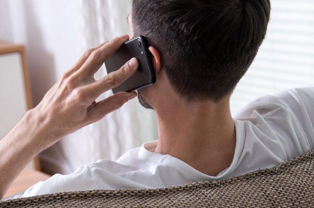 Scammers are increasingly using AI to imitate the voices of friends and relatives to gain trust in phone calls. (dpa Photo)