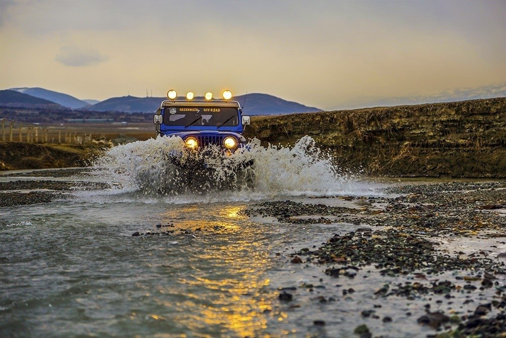 A mountain vehicle drives in water in the lakes of Erzincan, eastern Türkiye, April 15, 2024. (IHA Photo)