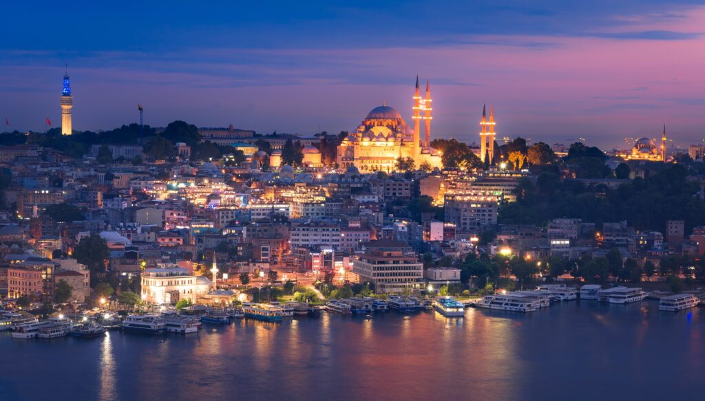 A sunset in Istanbul backdrops the city's historic Suleymaniye Mosque, Türkiye. (Shutterstock Photo)