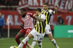 Olympiacos' Rodinei (L) in action with Fenerbahce's Rade Krunic and Edin Dzeko (R) during the Europa Conference League quarterfinals first leg match at the Karaiskakis Stadium, Piraeus, Greece, April 11, 2024 (Reuters Photo)