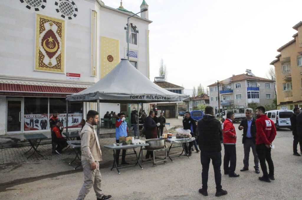 Tokat Municipality distributes warm soup to residents following two earthquakes in the Sulusaray district, Türkiye, April 18, 2024. (AA Photo)