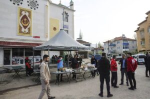 Tokat Municipality distributes warm soup to residents following two earthquakes in the Sulusaray district, Türkiye, April 18, 2024. (AA Photo)