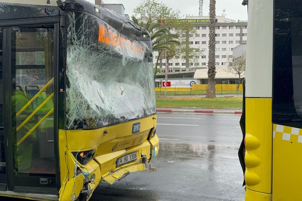 The front windshield of an Istanbul Metropolitan Municipality (IBB) bus is shattered following a collision with another bus at a stop in Fatih, Istanbul, Türkiye, April 19, 2024. (AA Photo)