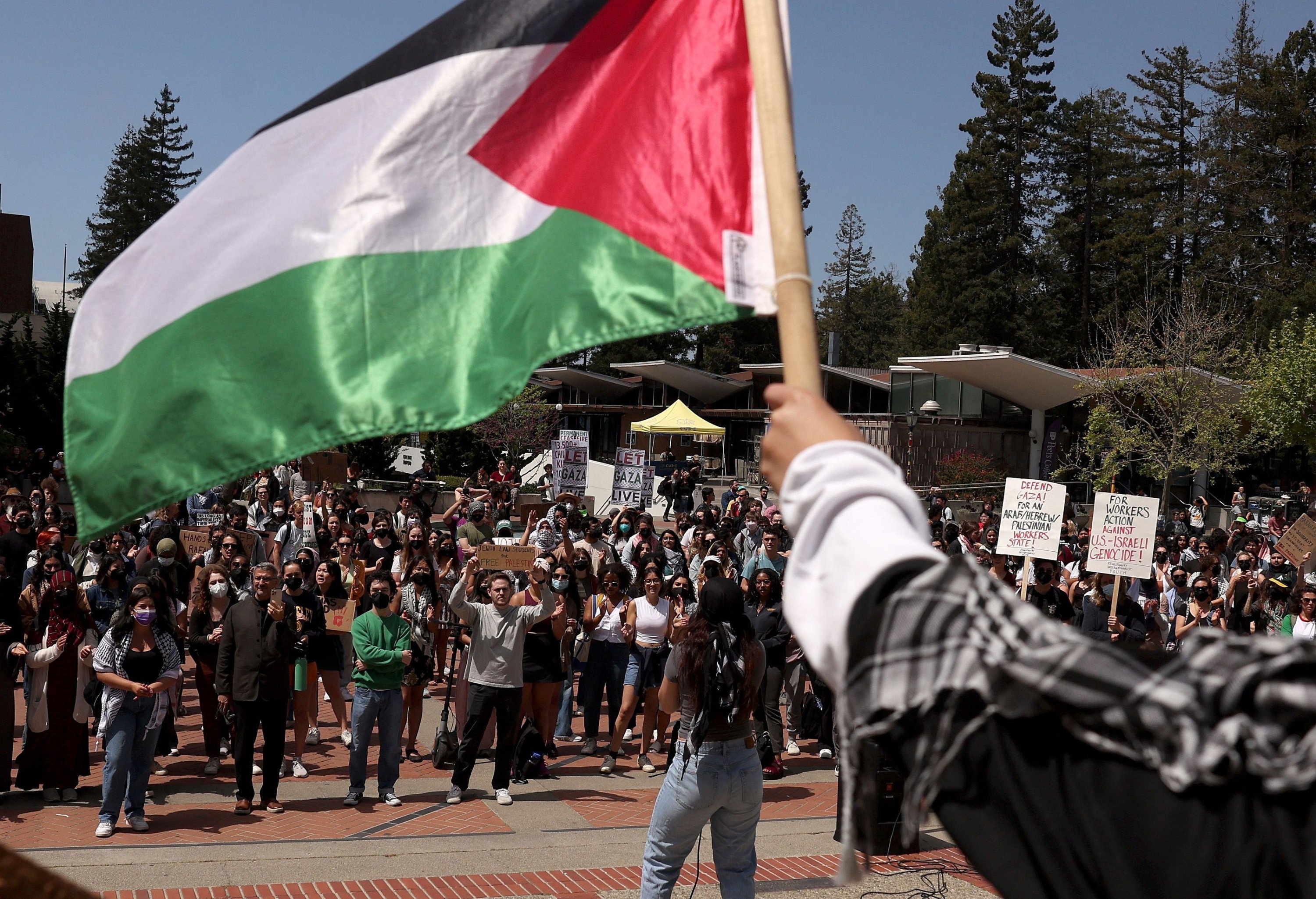 324853 Pro-Palestine students and protesters demonstrate on the UC Berkeley campus, in Berkeley, California, U.S., April 22, 2024. (AFP Photo)