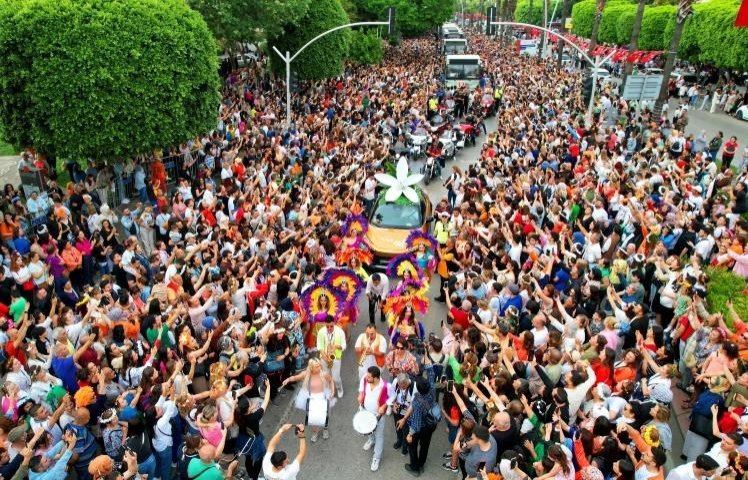 Expanding rapidly from a single day to three days, the International Orange Blossom Carnival now spanned an impressive nine-day program, attracting a record-breaking 1.5 million guests. (IHA Photo)