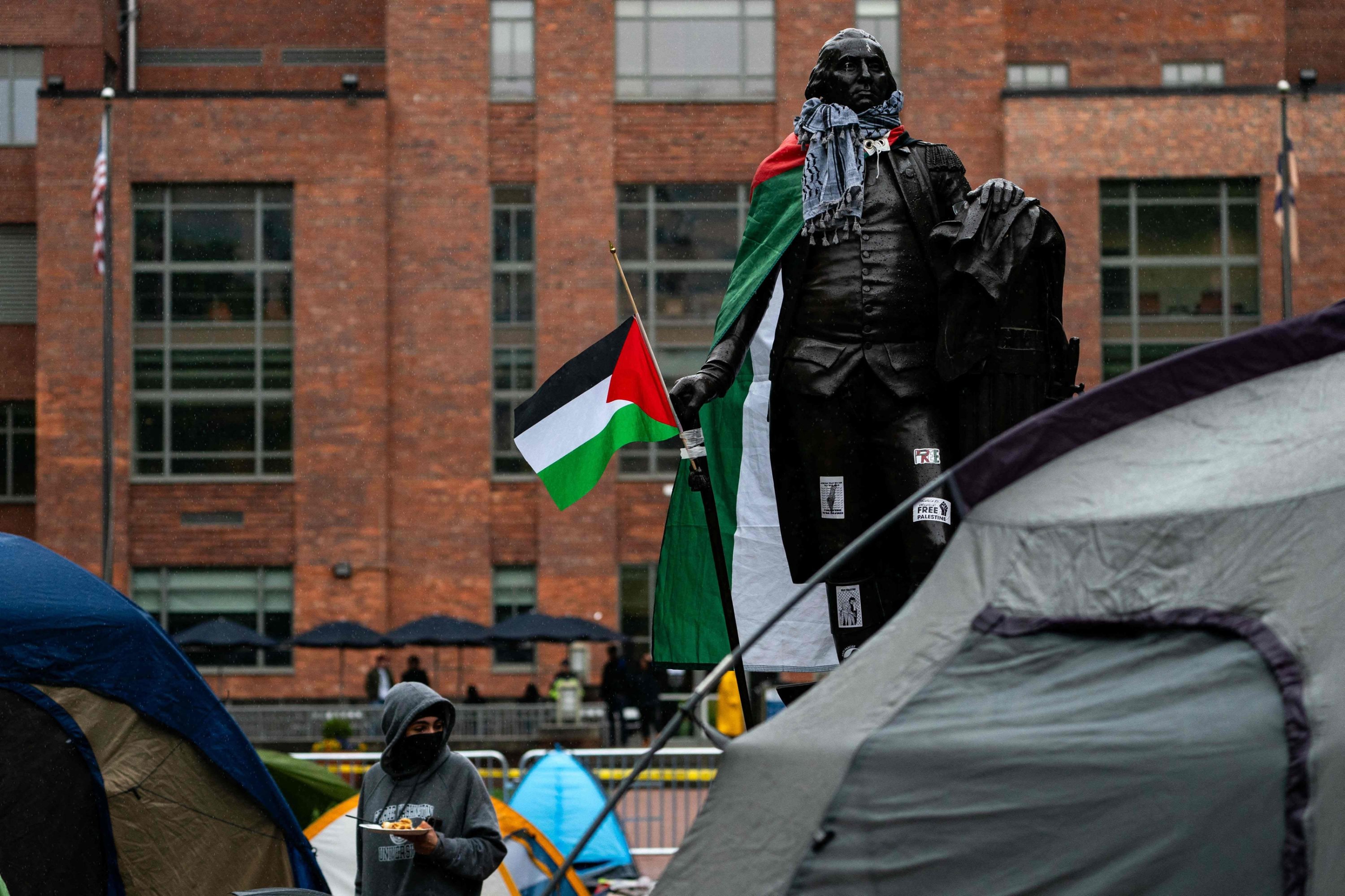 325458 A statue of George Washington is seen wearing a Palestine flag and a keffiyeh at George Washington University, Washington, D.C., U.S., April 27, 2024. (AFP Photo)