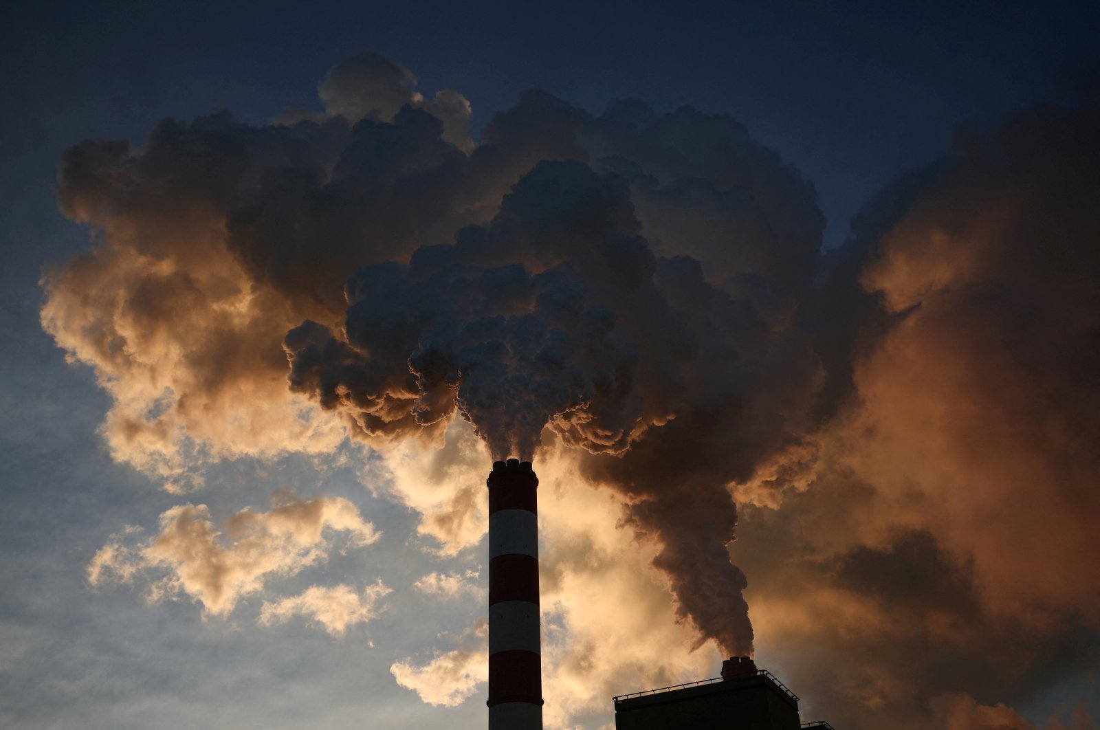 Smoke and steam billow from Belchatow Power Station, Europe's largest coal-fired power plant powered by lignite, Rogowiec, Poland, Nov. 22, 2023. (Reuters Photo)