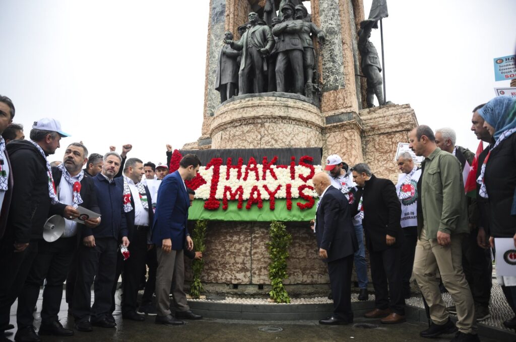 The Confederation of Turkish Real Trade Unions (Hak-Iş) delegation lays a wreath at Taksim's Republic Monument, Istanbul, Türkiye, May 1, 2024. (AA Photo)