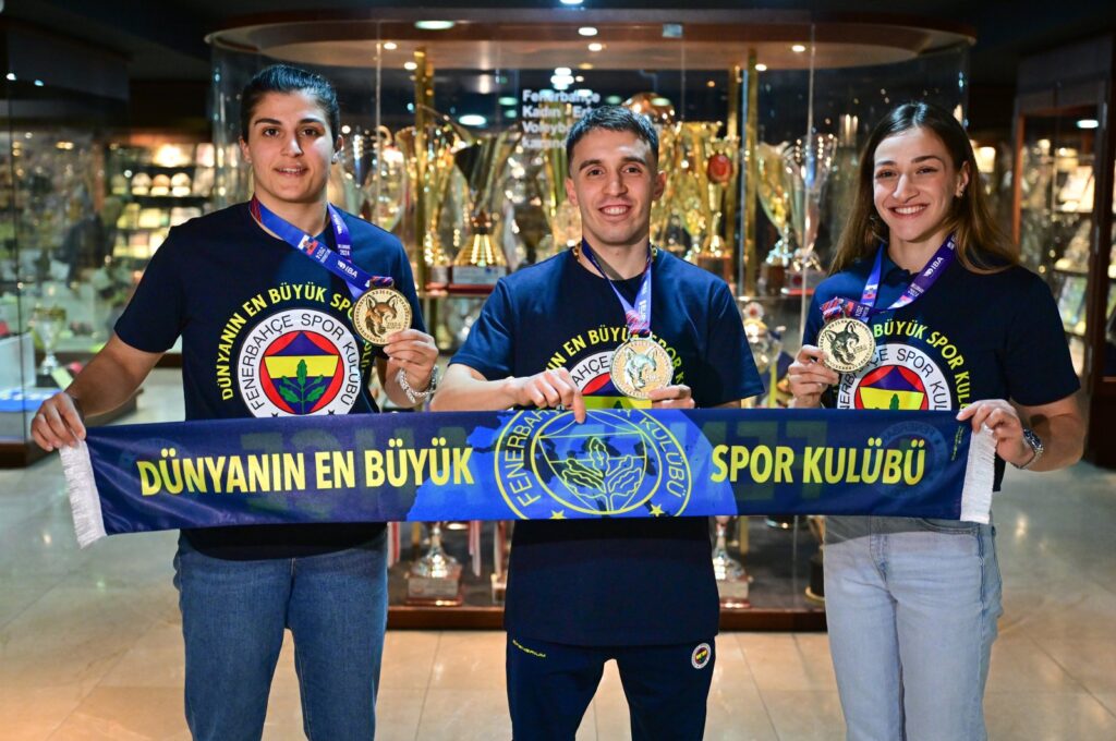 (L-R) Fenerbahçe's European champion national boxers Busenaz Sürmeneli, Samet Gümüş and Buse Naz Çakıroğlu pose with their 2024 European Boxing Championship medals at the Fenerbahçe museum, Istanbul, Türkiye, April 30, 2024. (AA Photo)