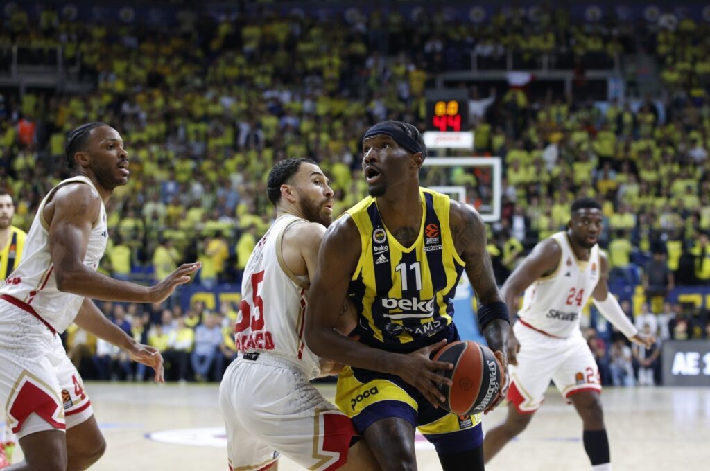 Fenerbahçe's Nigel Hayes-Davis (2nd R) in action during the Euroleague playoffs match against Monaco, Istanbul, Türkiye, May 3, 2024. (IHA Photo)