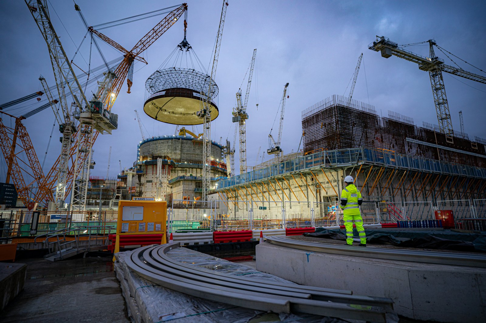 Engineering teams use the world's largest crane, "Big Carl," to lift a 245-ton steel dome onto Hinkley Point C's first reactor building at a nuclear power station construction site, Bridgwater, Somerset, U.K., Dec. 15, 2023. (Reuters Photo)
